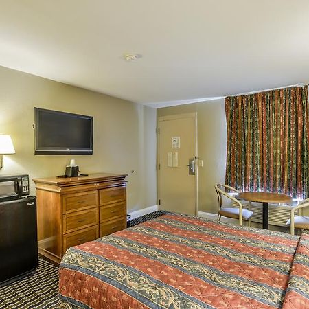 Wake Inn ローリー エクステリア 写真